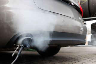 Při měření emisí se švindluje. Pokuty však padají jen za tisíce - Novinky